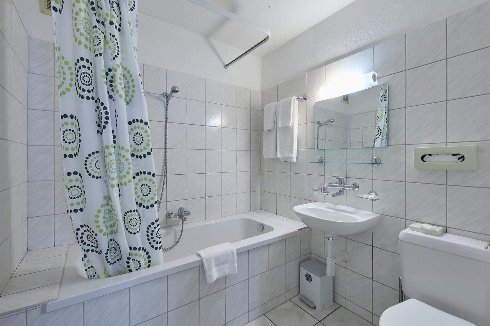 Hotel Rotes Haus Брюг Екстериор снимка